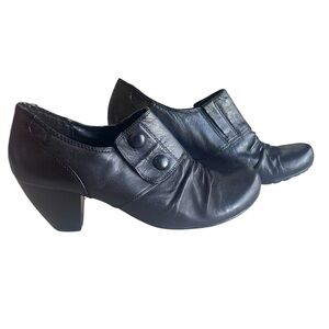 Bare Traps Black Leather Slip-On Heels | Ruched Button Detail | Comfort Size 8.5